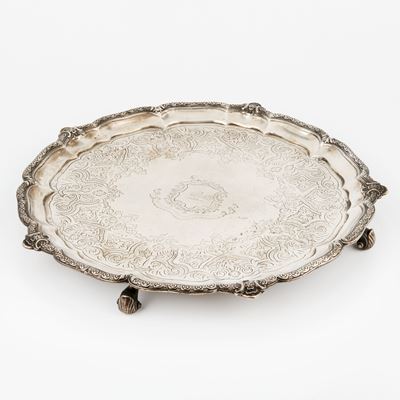 Manifattura inglese, Salver in argento con decoro vegetale e cartiglio centrale
