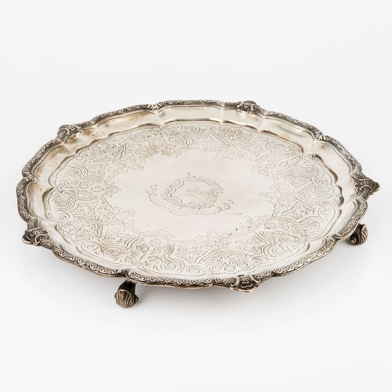 Manifattura inglese, Salver in argento con decoro vegetale e cartiglio centrale