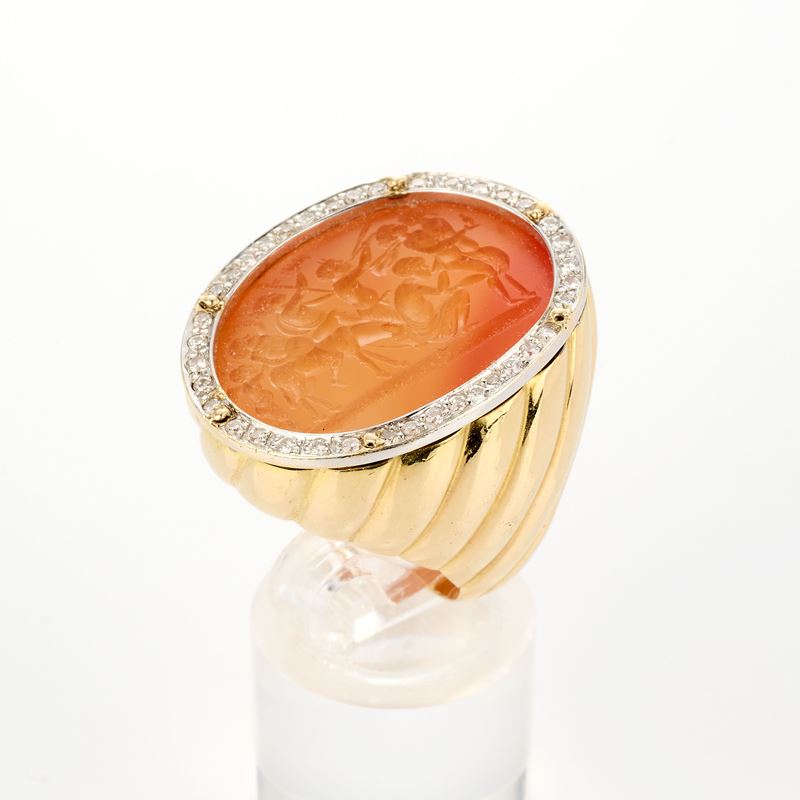 Anello in oro giallo e bianco con corniola e diamanti
