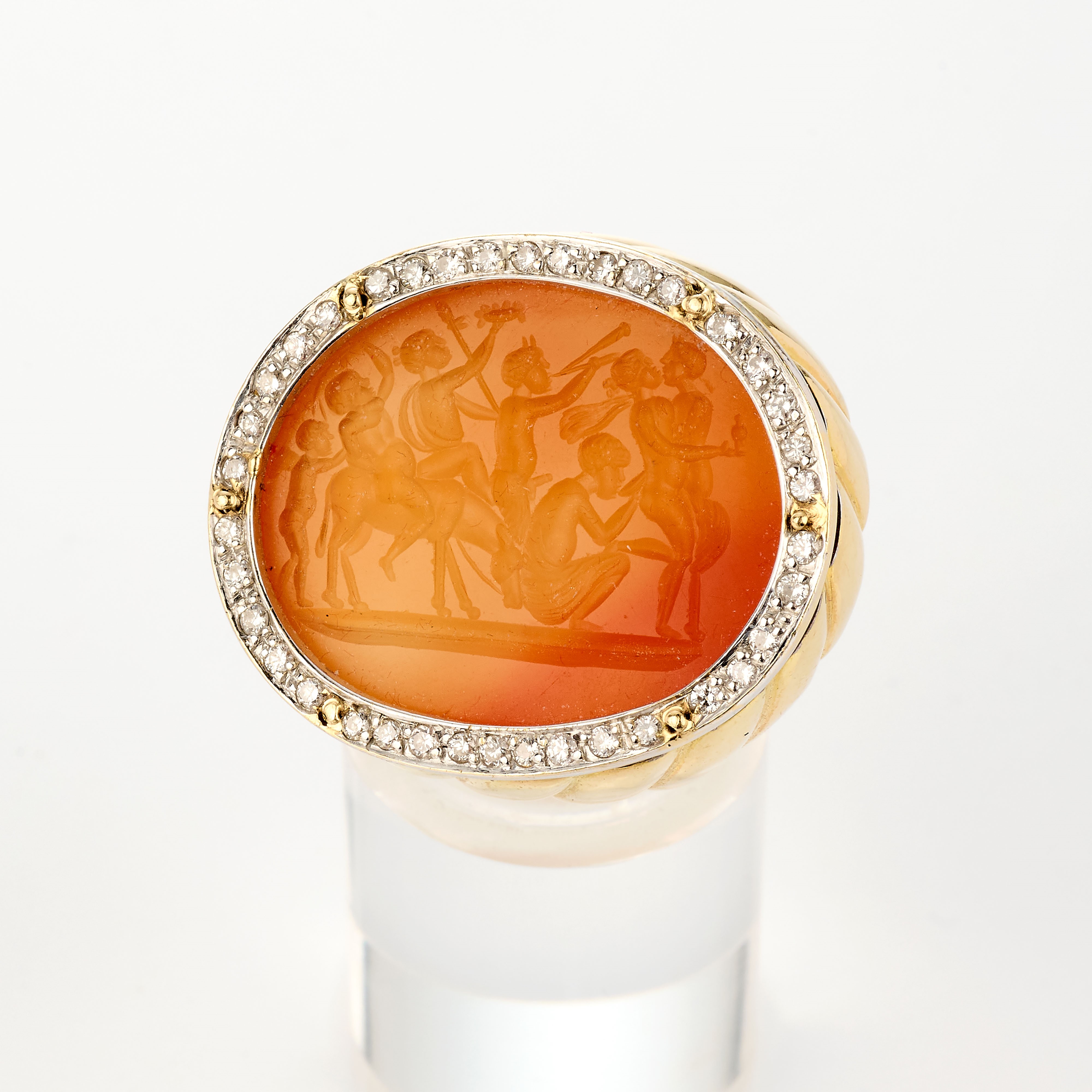 Anello in oro giallo e bianco con corniola e diamanti