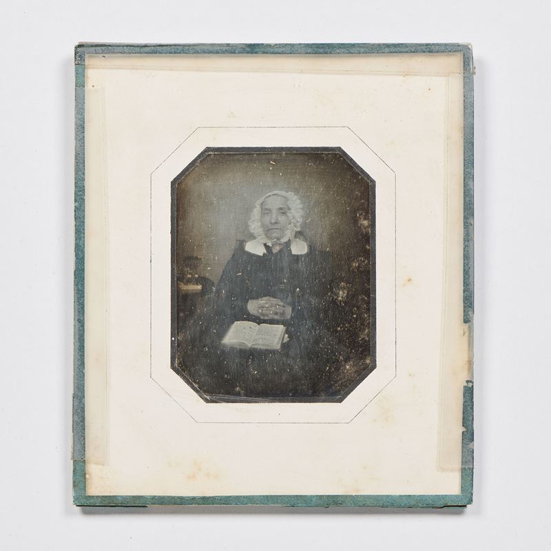 Dagherrotipo raffigurante «Ritratto di donna anziana con cuffia e libro»