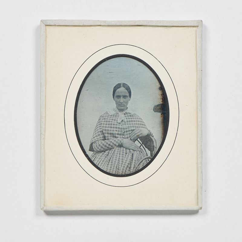 Dagherrotipo raffigurante «Ritratto di donna con veste a quadretti»