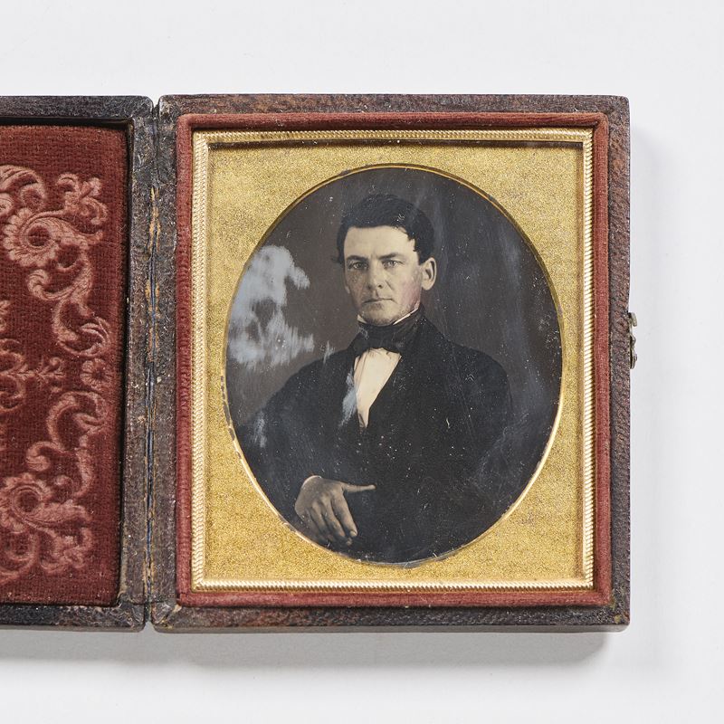 Dagherrotipo raffigurante «Ritratto di uomo con farfalla»