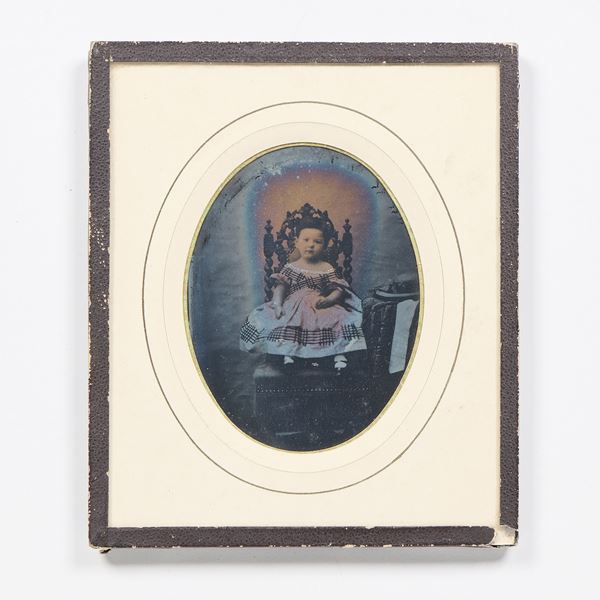 Ambrotipo raffigurante «Bambina seduta»  - Asta Una rara collezione di Dagherrotipi e Album fotografici da viaggio del XIX secolo - Casa d'aste Farsettiarte