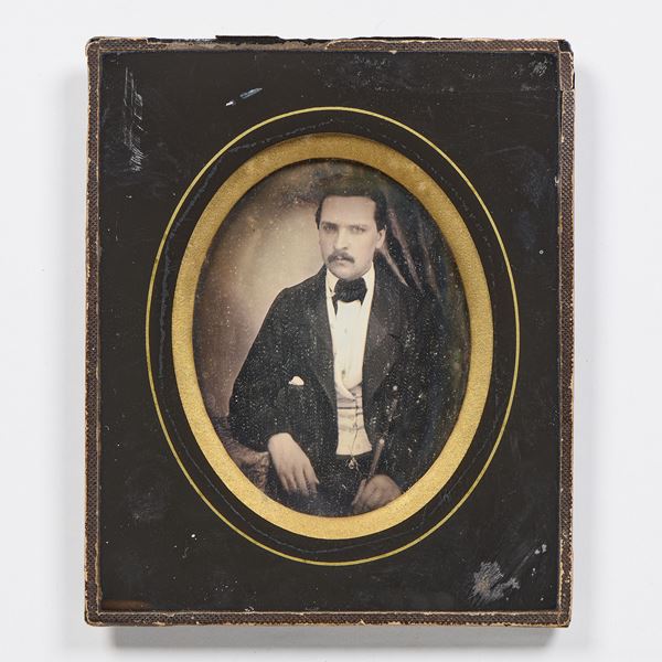 Bryon Dorgeval : Dagherrotipo raffigurante «Ritratto di giovane uomo»  - Asta Una rara collezione di Dagherrotipi e Album fotografici da viaggio del XIX secolo - Casa d'aste Farsettiarte