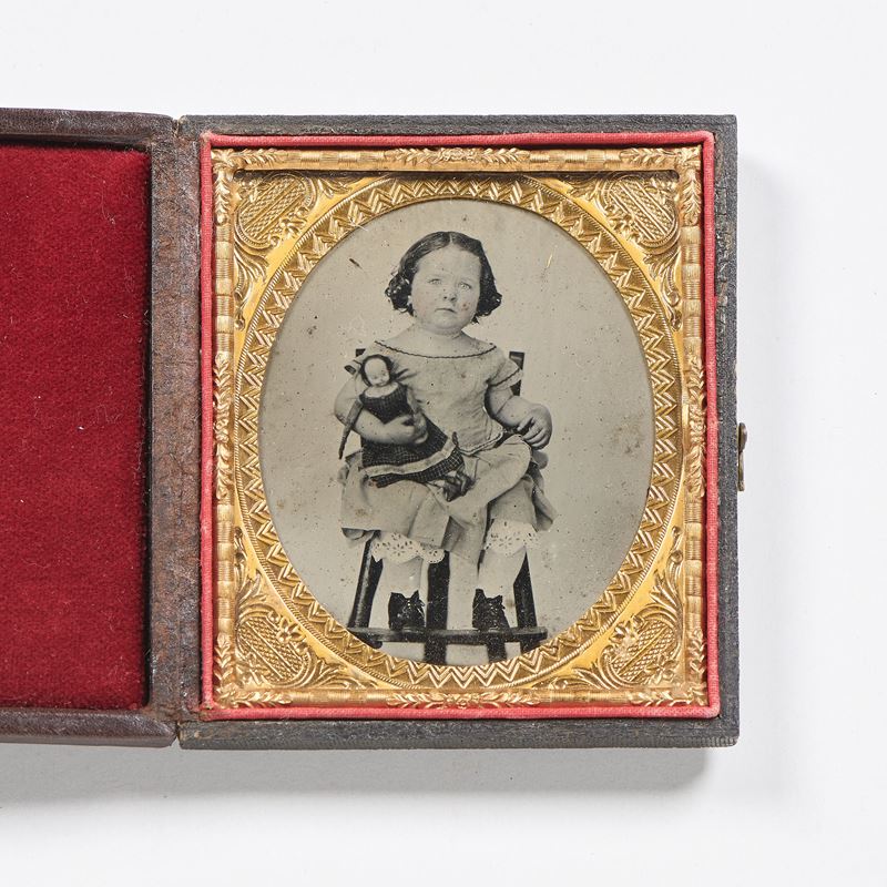 Ambrotipo raffigurante «Ritratto di bambina seduta con bambola»