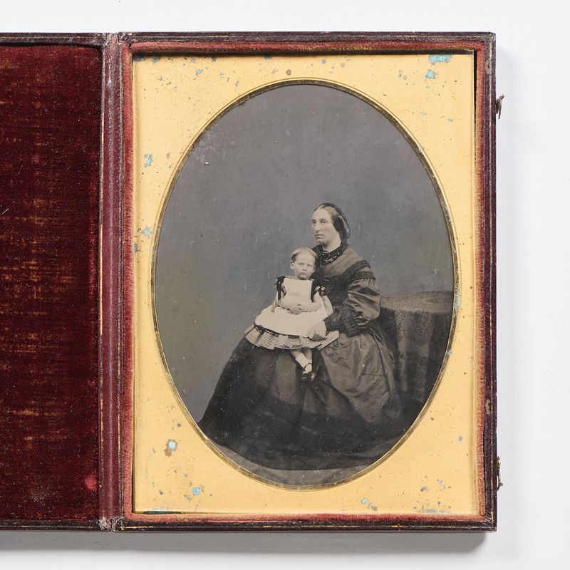 Ambrotipo raffigurante «Ritratto di madre e figlia»