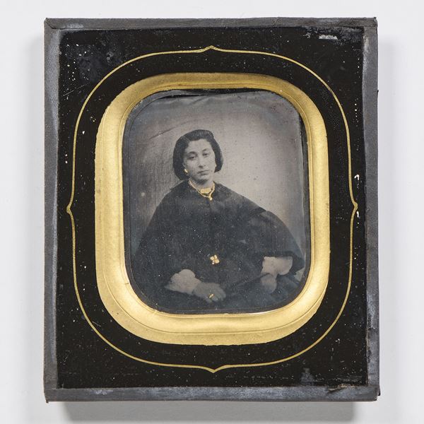 Ambrotipo raffigurante «Ritratto di signora con collana in oro»