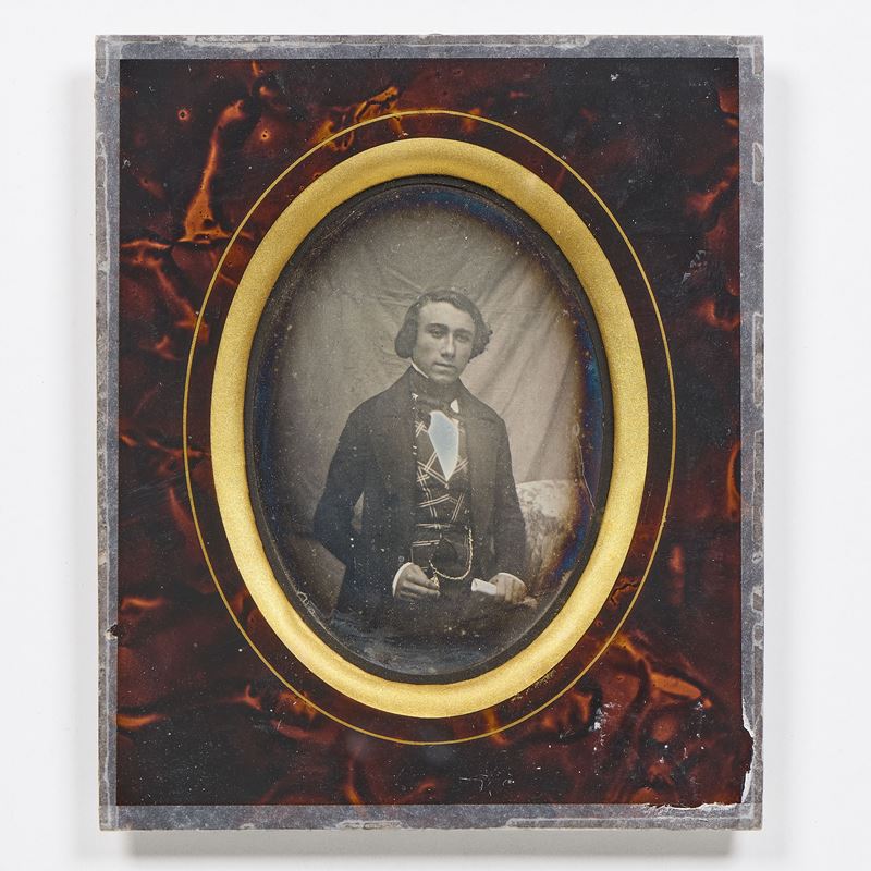 Dagherrotipo raffigurante «Ritratto di giovane uomo con gilet a quadri»