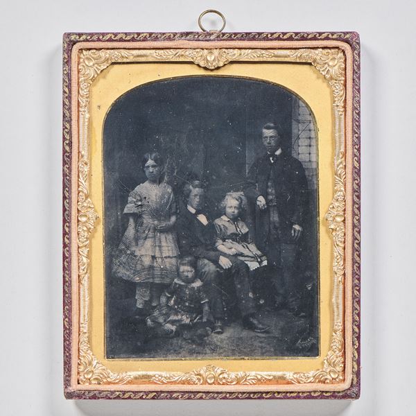 Ambrotipo o dagherrotipo raffigurante «Gruppo di famiglia in interno»  - Asta Una rara collezione di Dagherrotipi e Album fotografici da viaggio del XIX secolo - Casa d'aste Farsettiarte