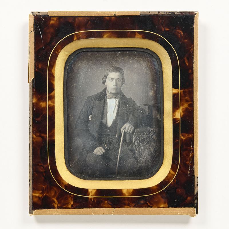 Dagherrotipo raffigurante «Ritratto di giovane uomo con bastone da passeggio»
