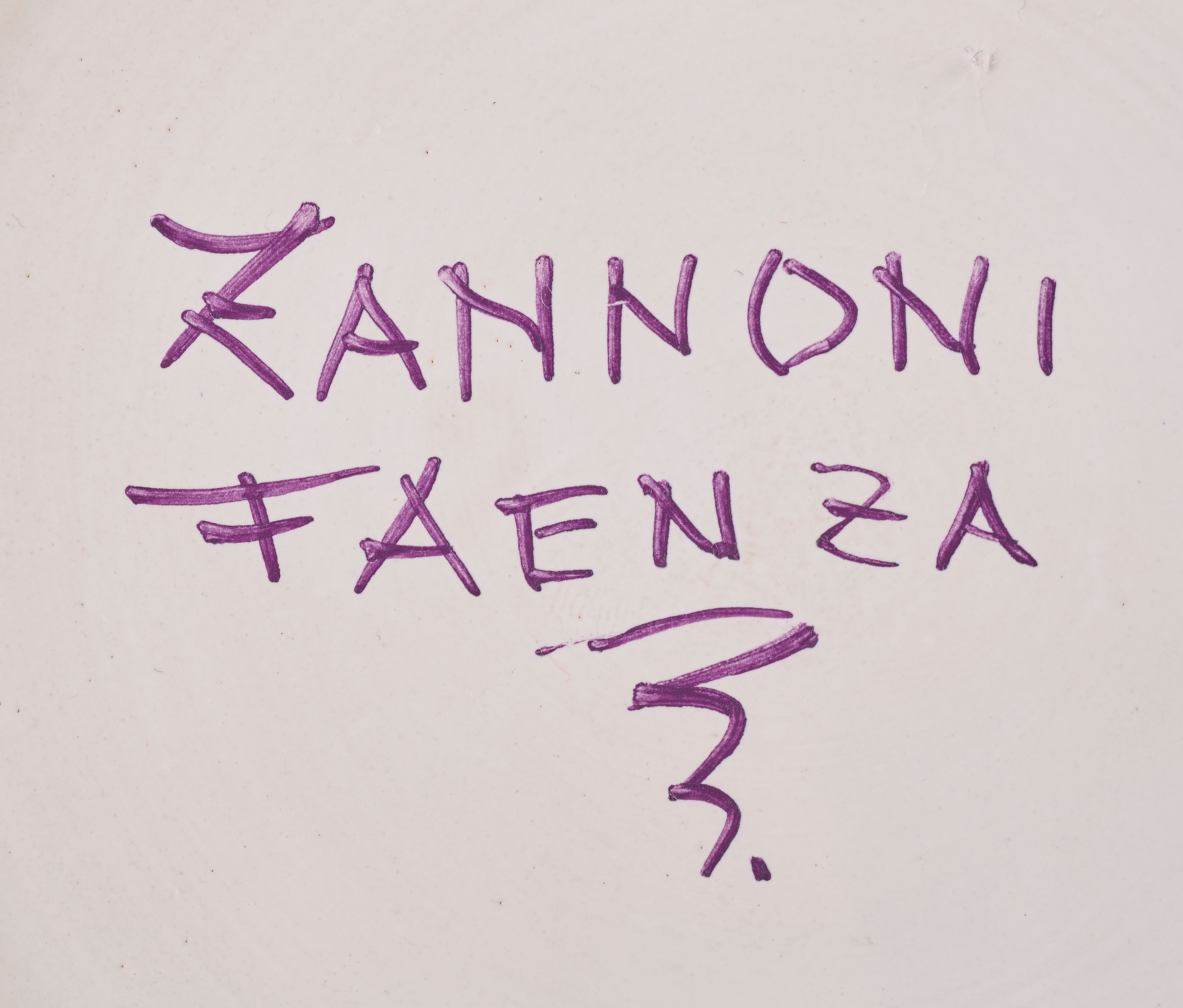 Piatto con decoro raffigurante uccello