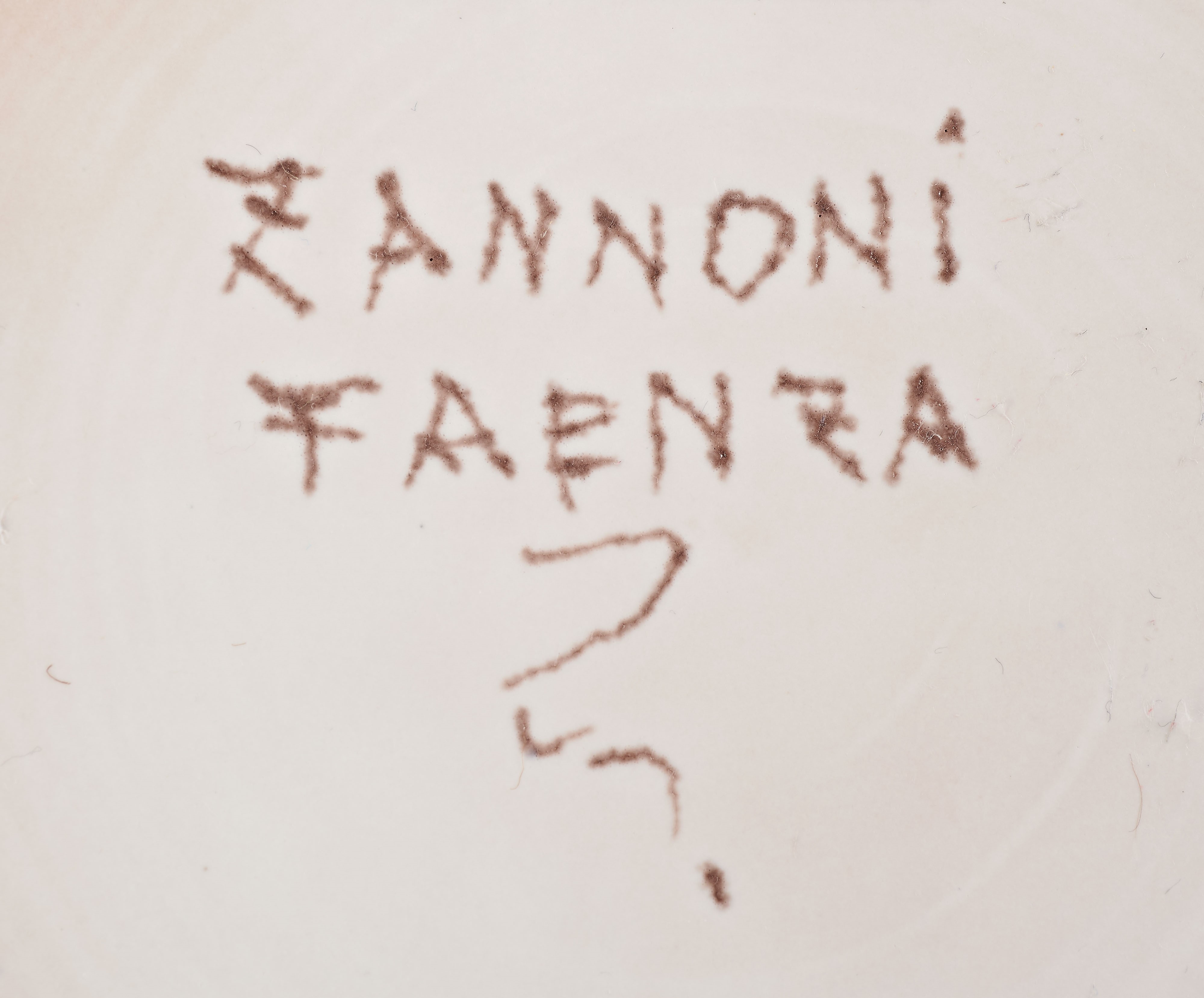 Piatto con decoro raffigurante volto femminile