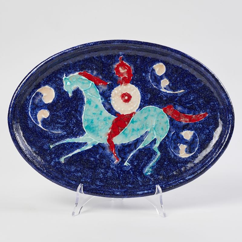 Vassoio ovale con decoro raffigurante cavallo e cavaliere