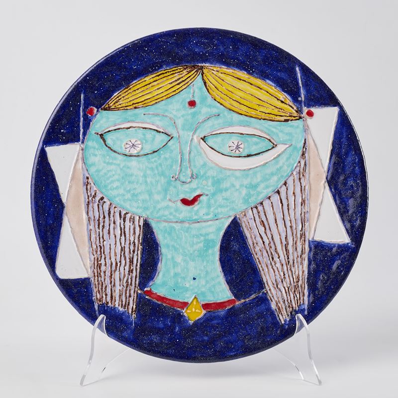 Grande piatto con decoro raffigurante volto femminile