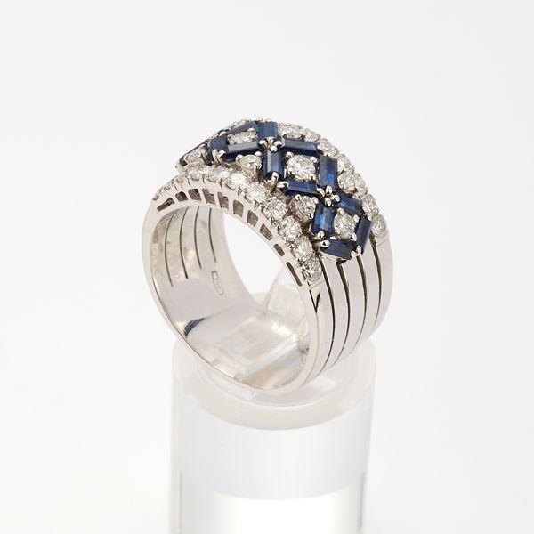 Anello a fascia bombata in oro bianco con zaffiri e diamanti