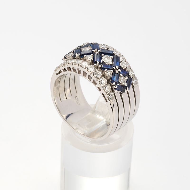 Anello a fascia bombata in oro bianco con zaffiri e diamanti