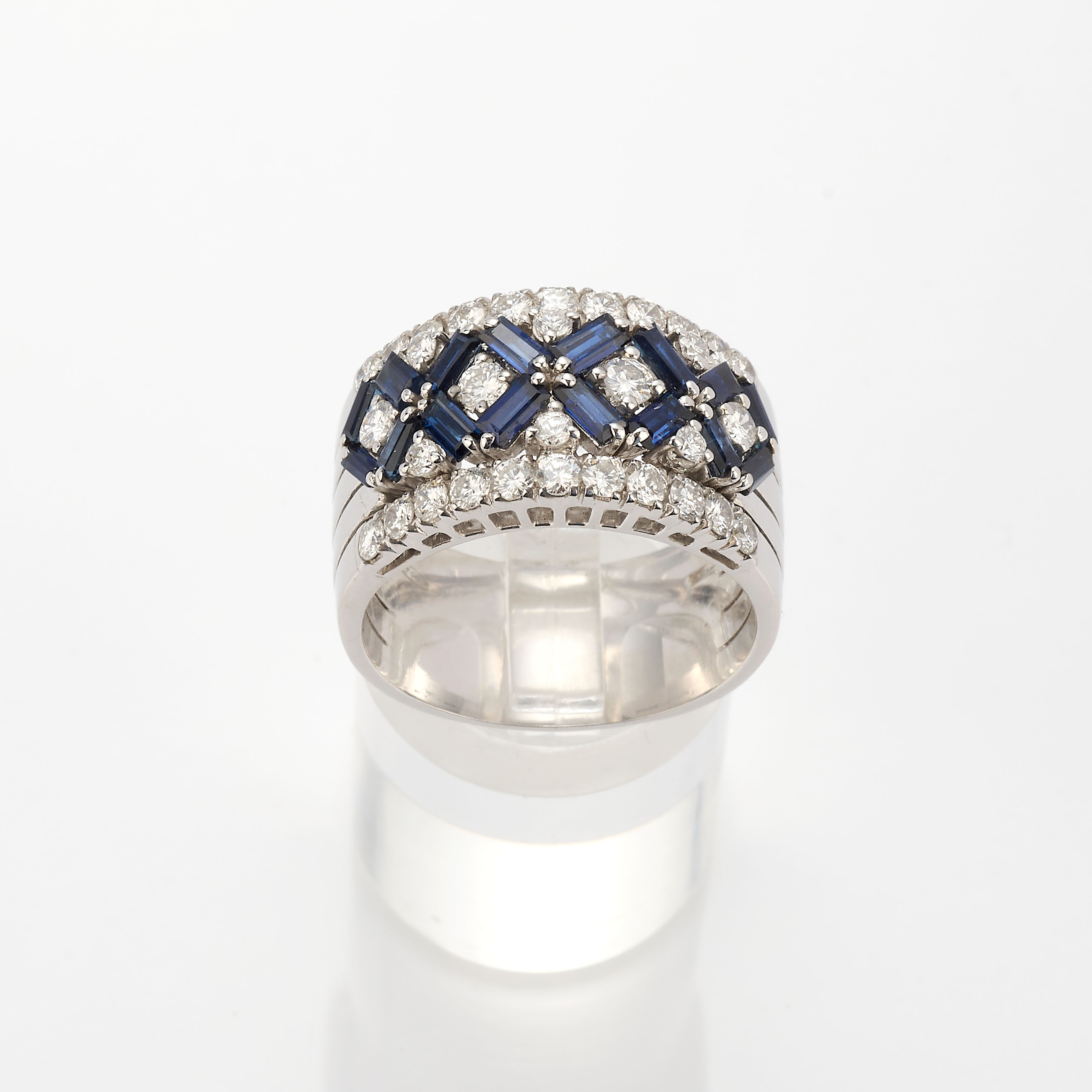 Anello a fascia bombata in oro bianco con zaffiri e diamanti