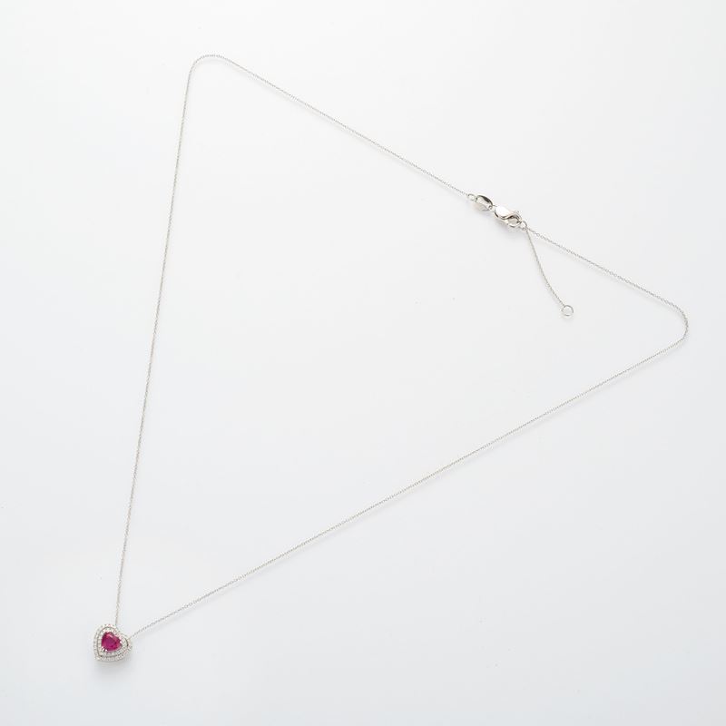 Catenina e pendente a cuore in oro bianco 18 kt con rubino e diamanti