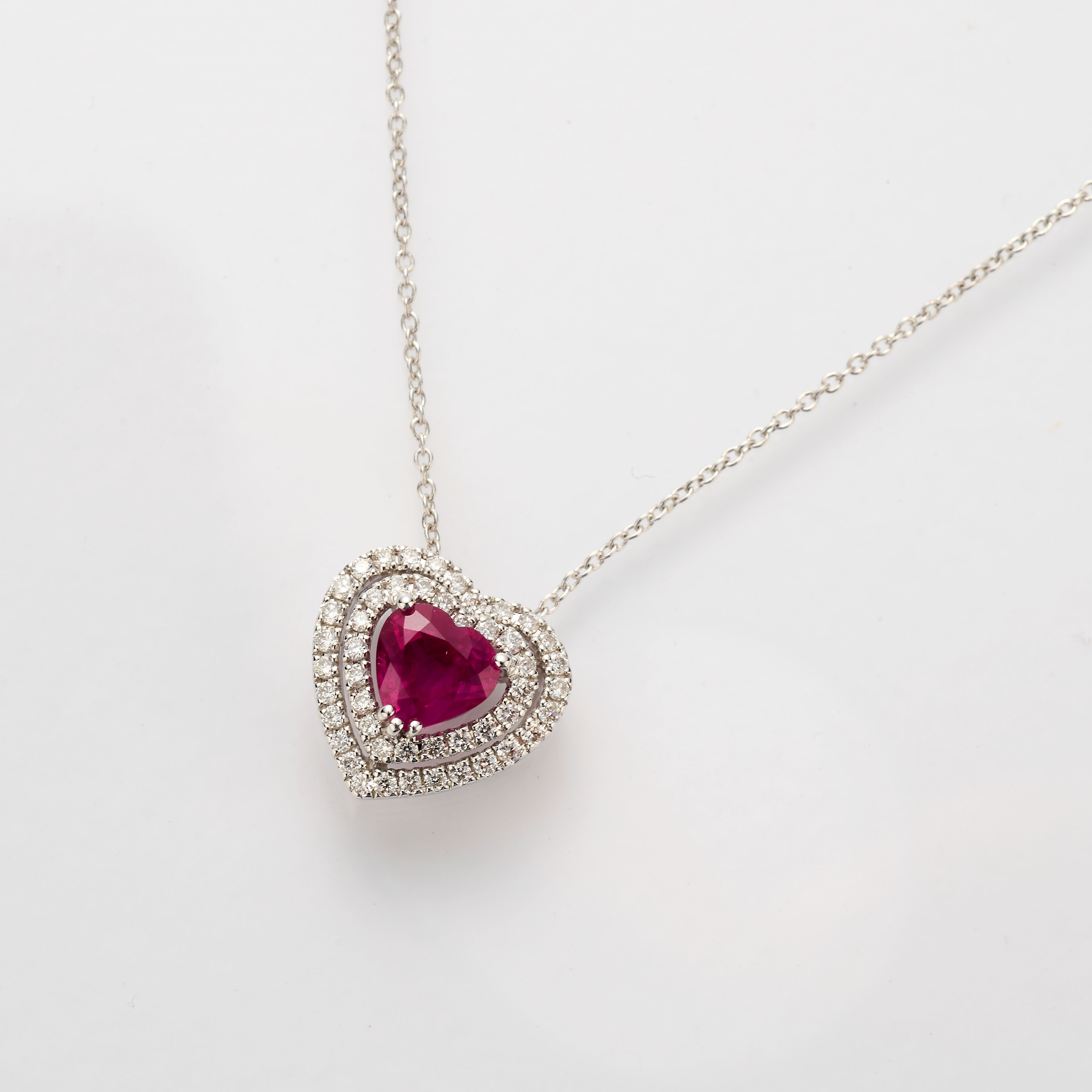 Catenina e pendente a cuore in oro bianco 18 kt con rubino e diamanti