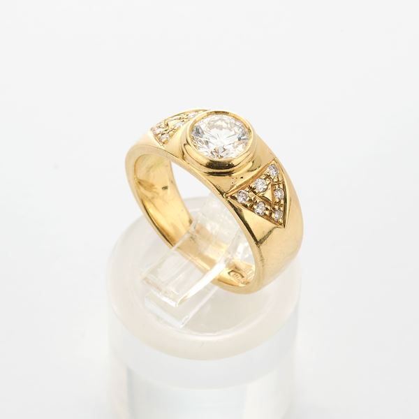 Anello a fascia in oro giallo con diamanti