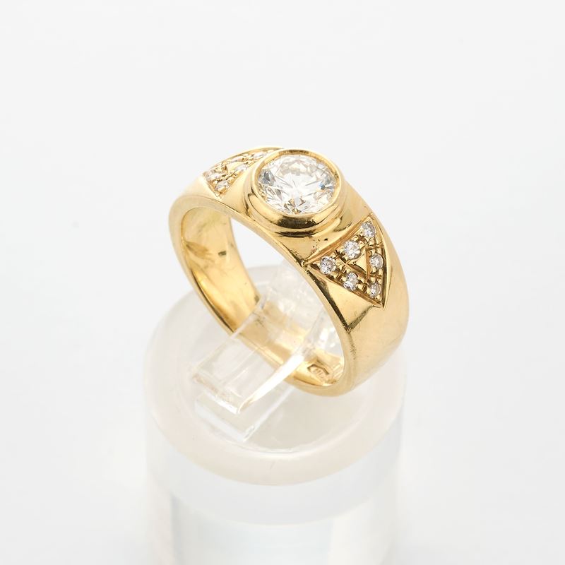 Anello a fascia in oro giallo con diamanti
