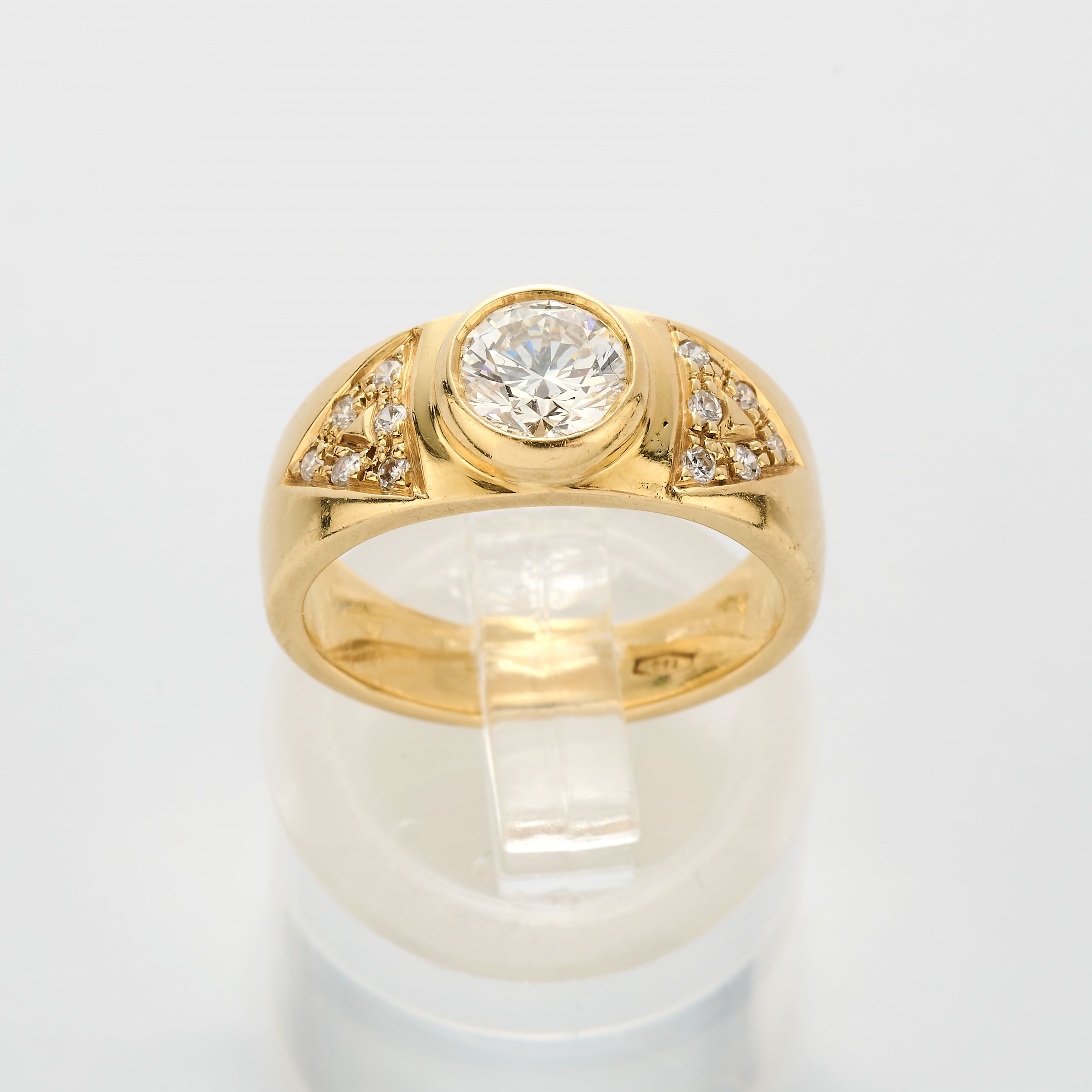 Anello a fascia in oro giallo con diamanti