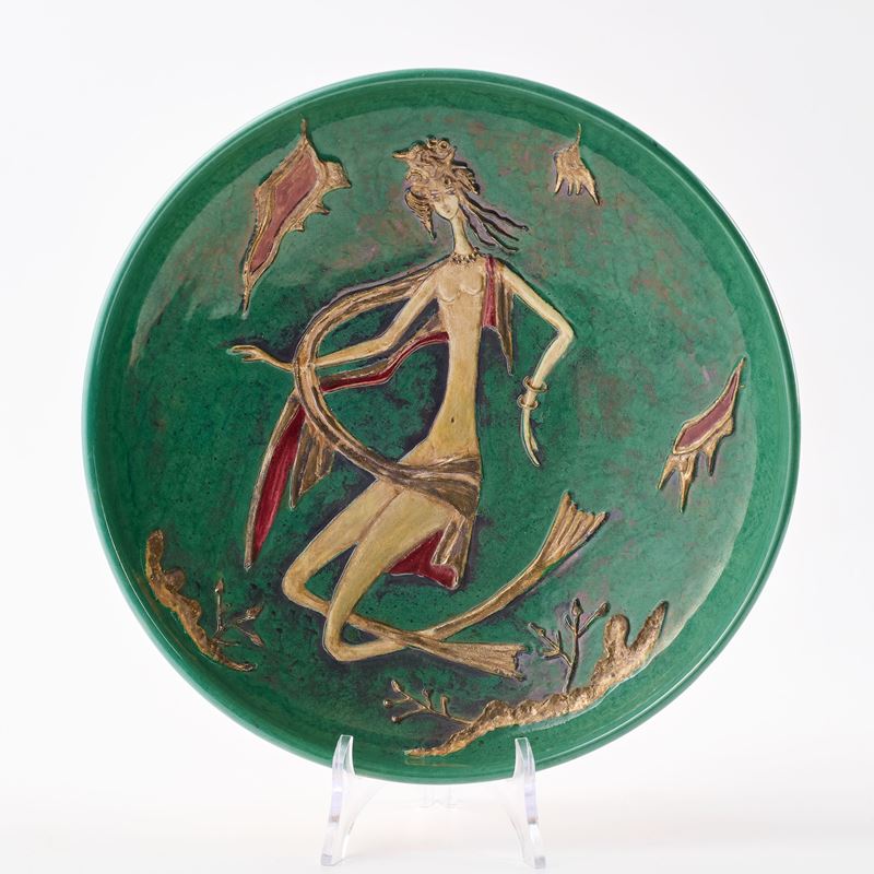 Piatto con decoro a rilievo raffigurante figura mitologica