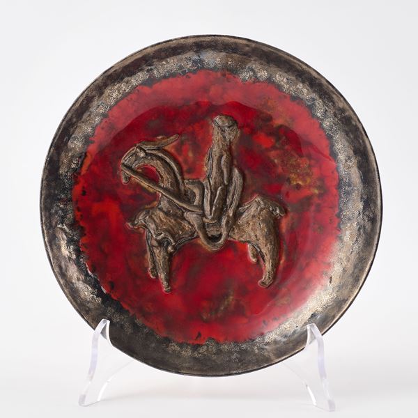 Pietro Melandri - Piatto con decoro a rilievo raffigurante cavallo con cavaliere