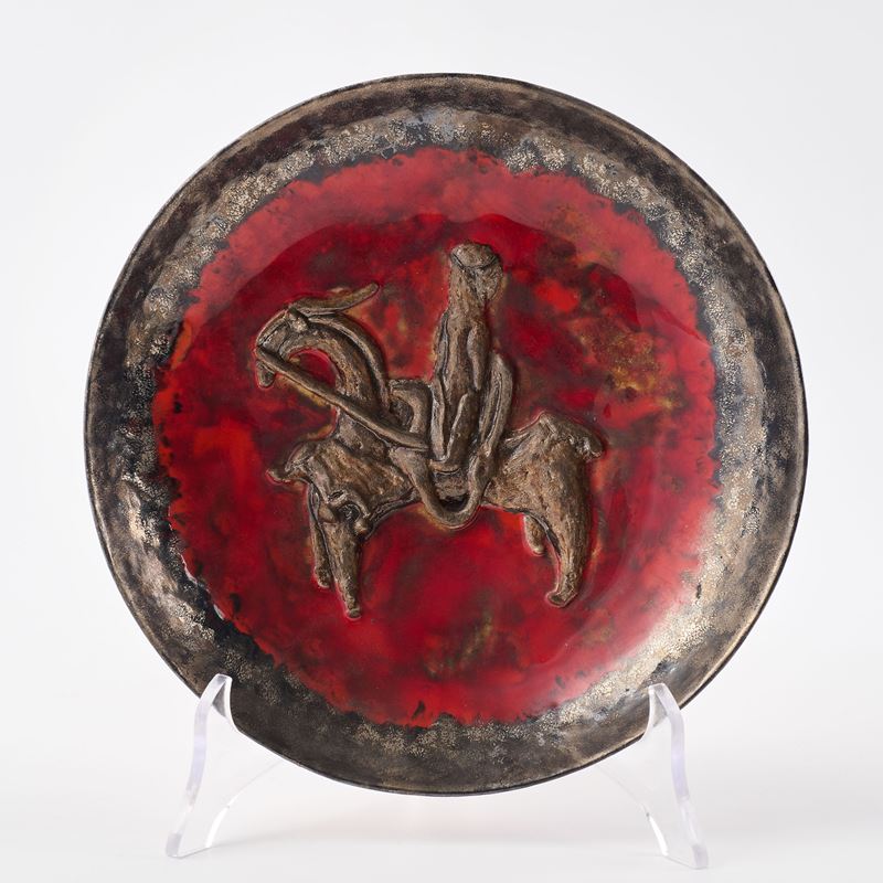 Piatto con decoro a rilievo raffigurante cavallo con cavaliere