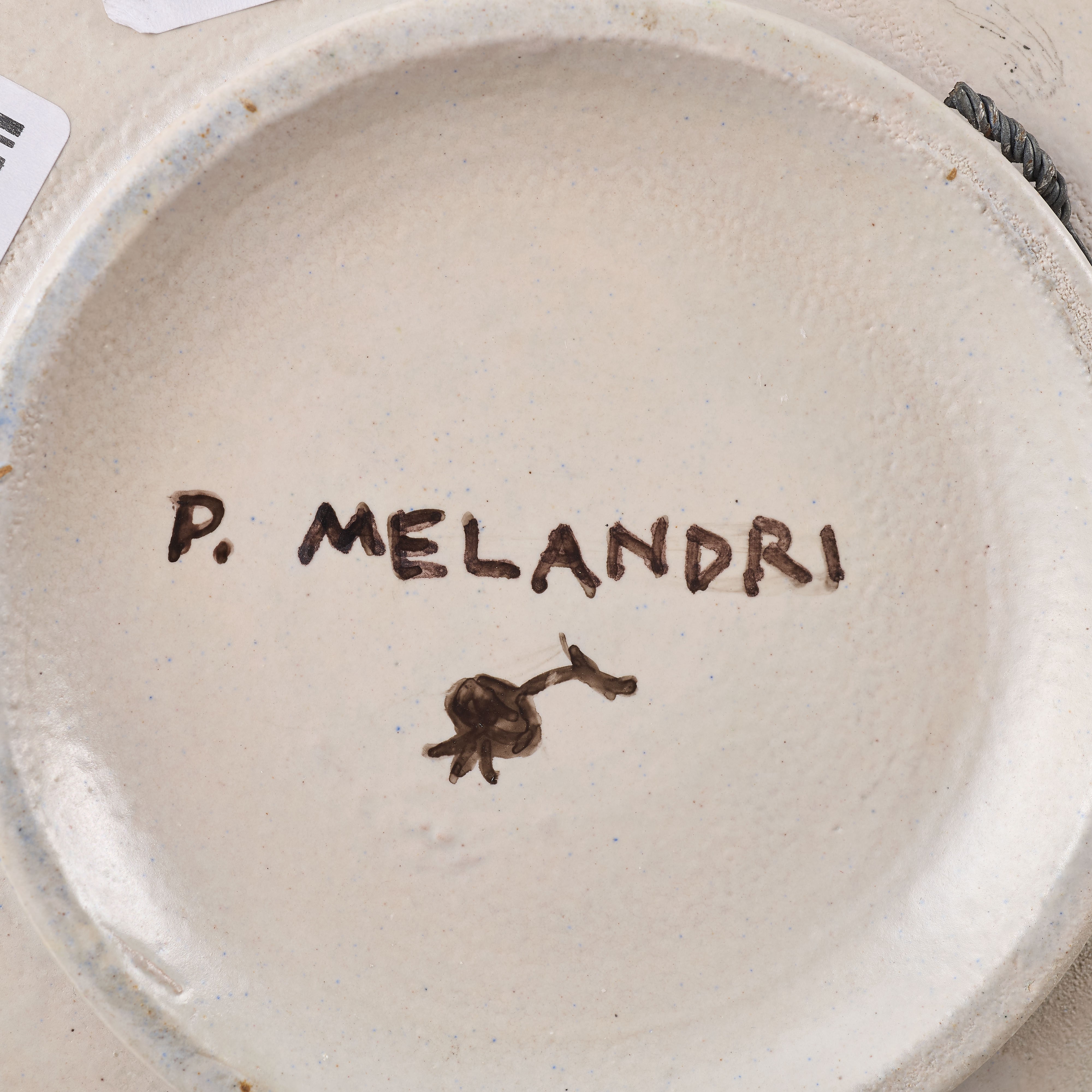 Piatto con decoro a rilievo raffigurante volto