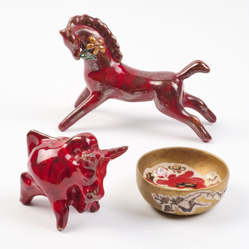 Tre piccoli oggetti in ceramica policroma