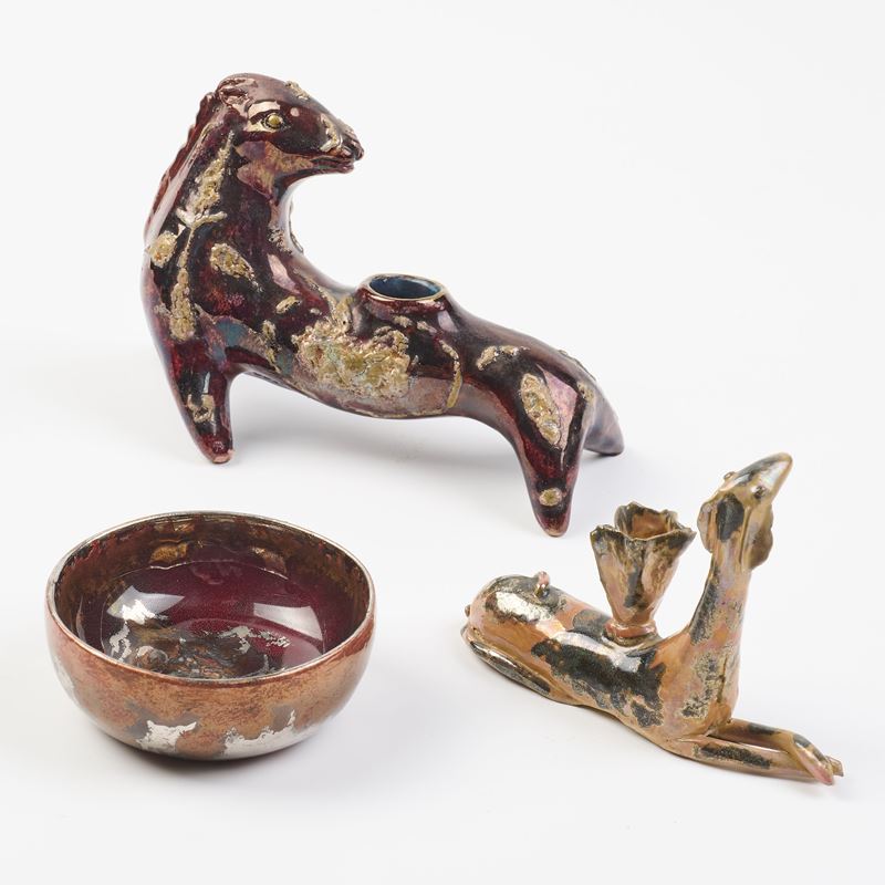 Tre piccoli oggetti in ceramica policroma