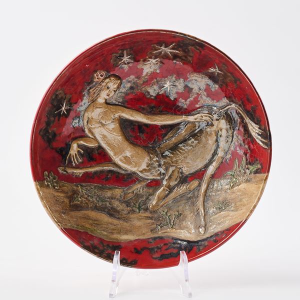 Marisa Moroni - Ciotola con decoro a rilievo raffigurante figura mitologica