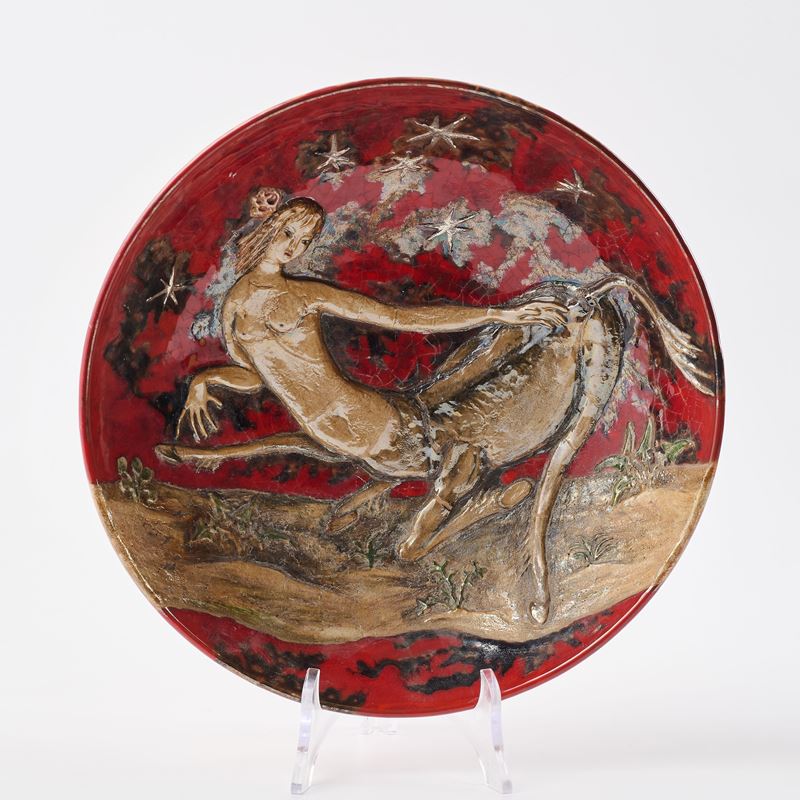 Ciotola con decoro a rilievo raffigurante figura mitologica