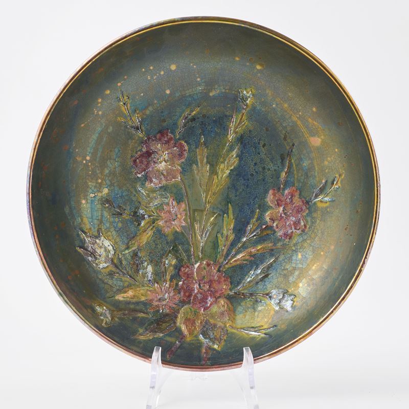 Grande ciotola con decoro a rilievo raffigurante mazzo di fiori
