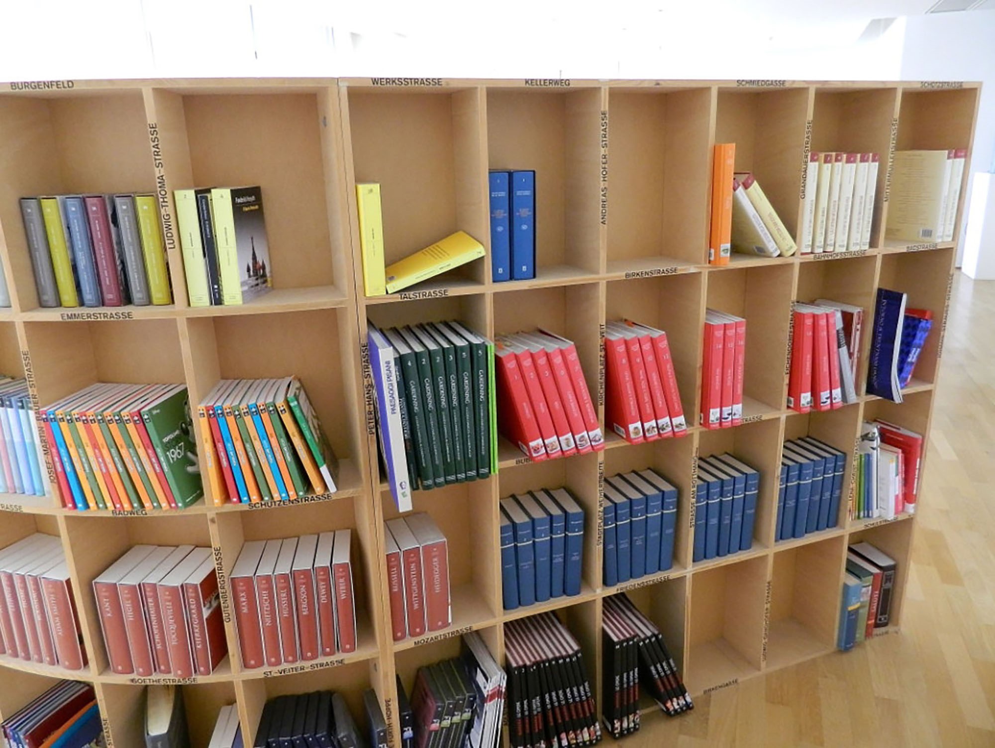 Franz Ackermann - Untitled Epicenter Meeting IV (Heimat) (installazione con libreria e fotografie...