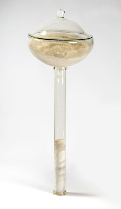 Acquasantiera in scultura di vetro e accumulazione di sali