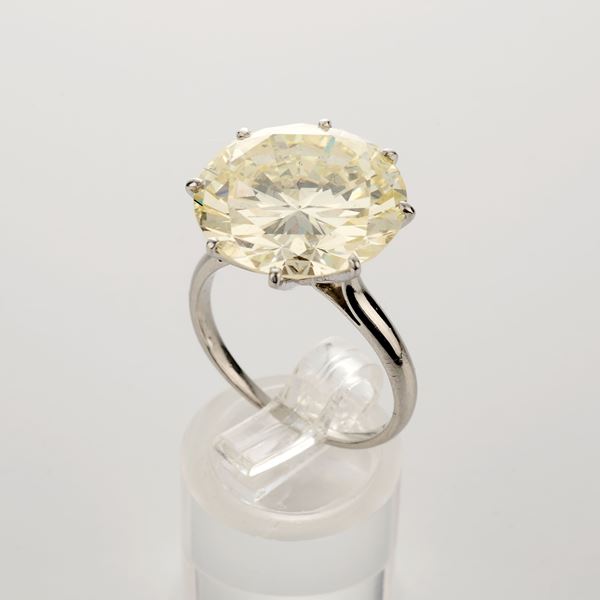Importante anello solitario in oro bianco con diamante Round Brilliant