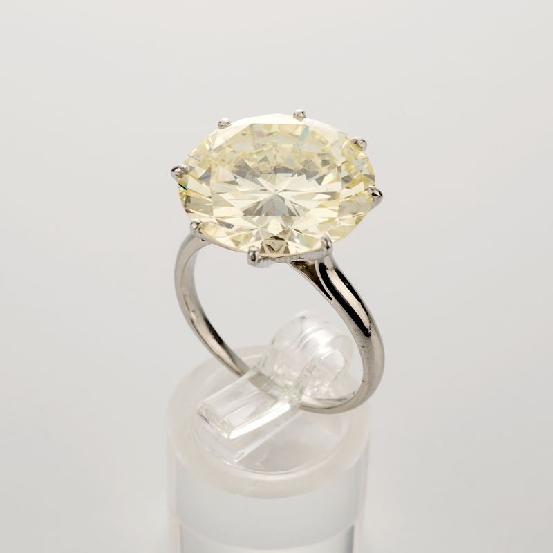 Importante anello solitario in oro bianco con diamante Round Brilliant