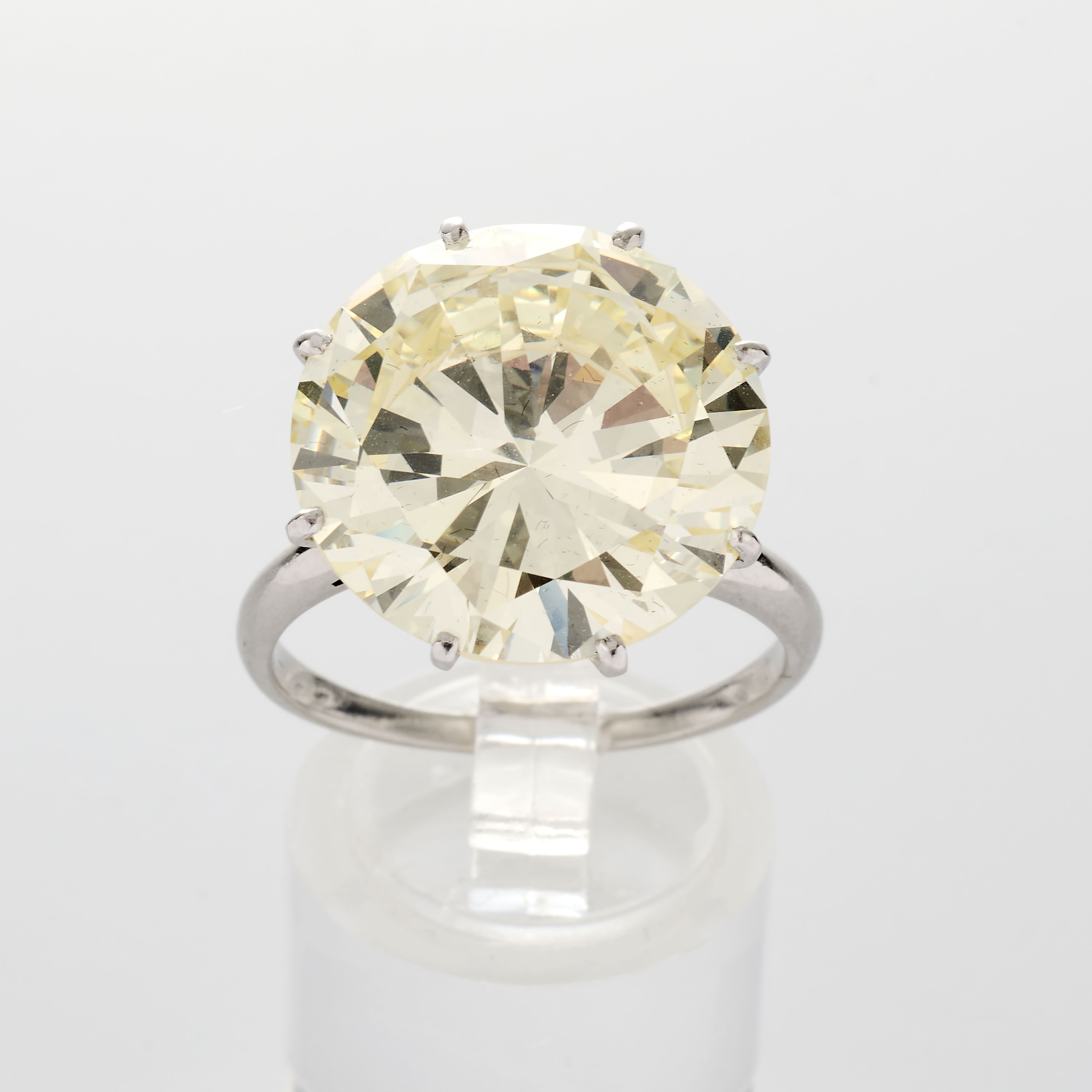 Importante anello solitario in oro bianco con diamante Round Brilliant