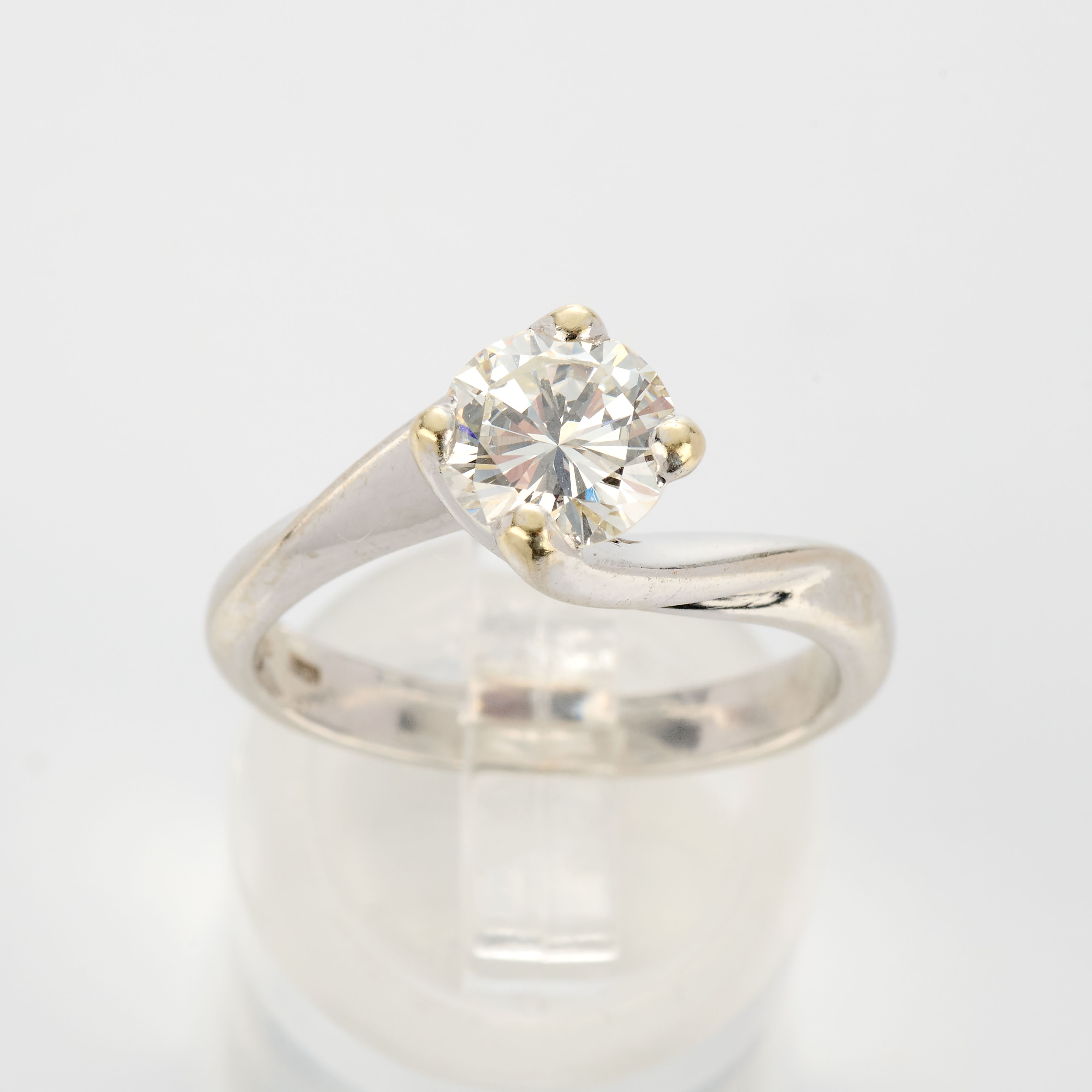 Anello in oro bianco con diamante
