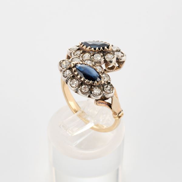 Anello contrarié in oro giallo e argento con zaffiri e diamanti