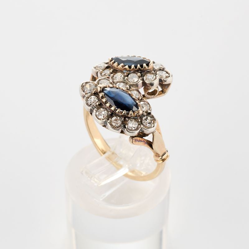 Anello contrarié in oro giallo e argento con zaffiri e diamanti