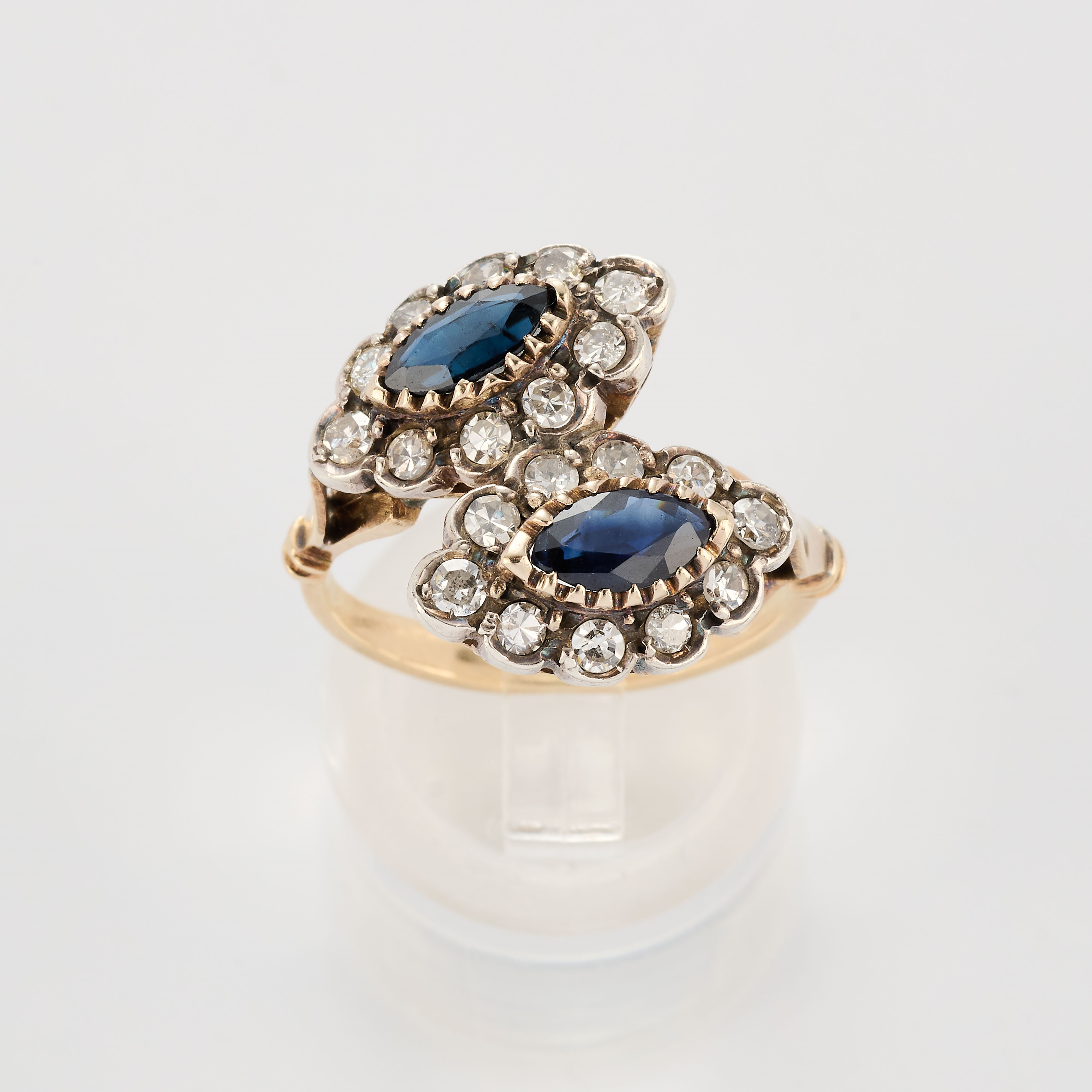 Anello contrarié in oro giallo e argento con zaffiri e diamanti
