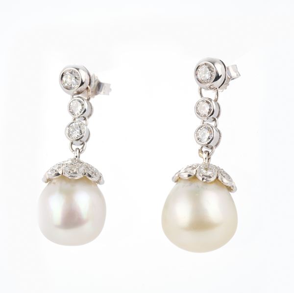 Orecchini pendenti in oro bianco con perle australiane e diamanti