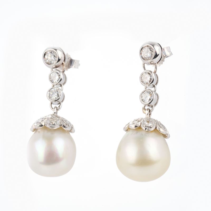 Orecchini pendenti in oro bianco con perle australiane e diamanti