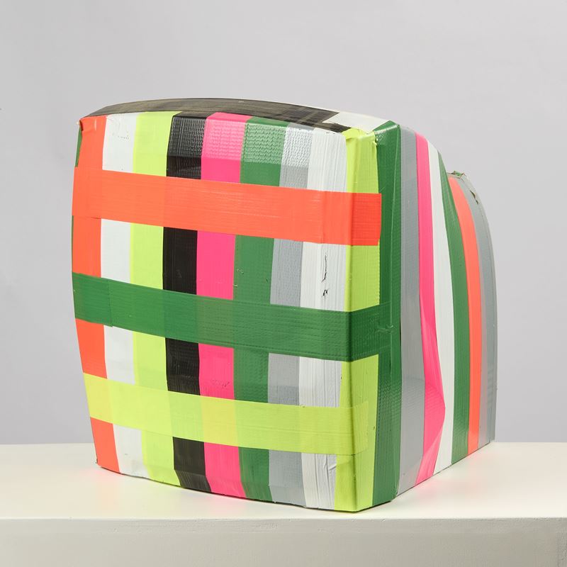 Giuseppe Chiari - Senza titolo (nastri colorati e televisore)