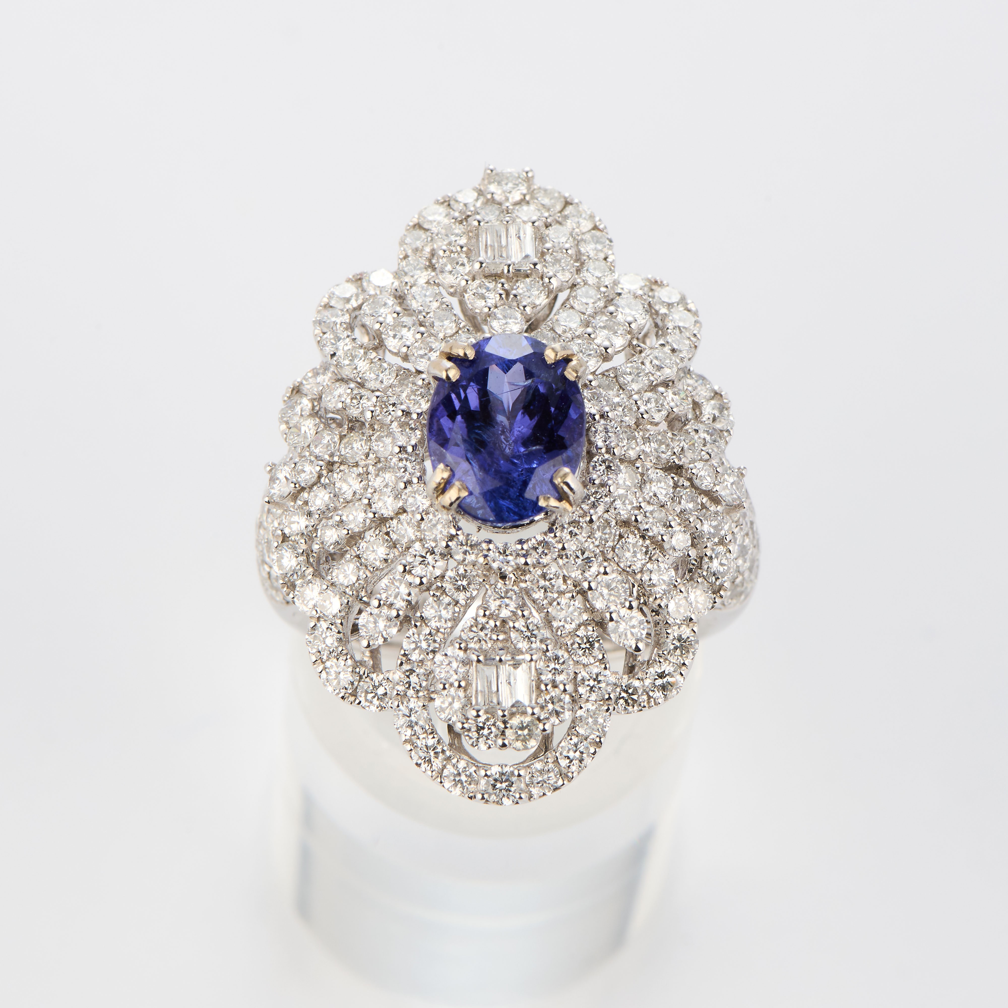 Anello in oro bianco con tanzanite e diamanti