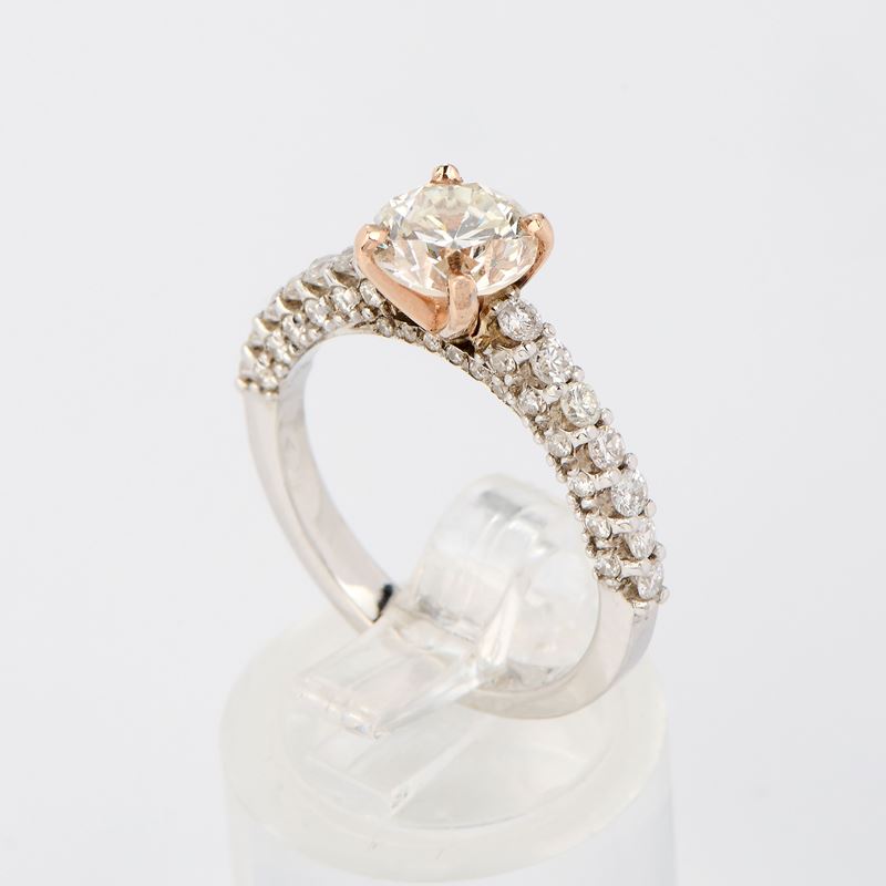 Anello solitario in oro bianco e rosa con diamanti